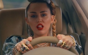 Miley Cyrus feat. Mark Ronson - Nothing Breaks Like a Heart (mov-1080p-2.09G)