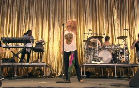 Shakira - Waka Waka (Glastonbury 2010)(web-1080p-1.39G)