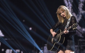 泰勒.斯威夫特 城市恋人 2020年巴黎演唱会 Taylor Swift City of Lover Concert 2020 1080p HULU(WEB-DL MKV 1.44G)