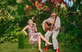 Miley Cyrus - Plastic Hearts (Backyard Sessions)(WEB-1080P-212M)