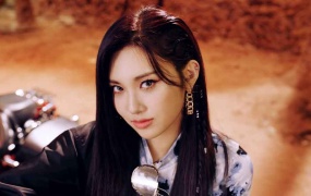 EVERGLOW - Pirate (WEB-385M)