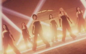 Weeekly - Backwards (Performance Video)(Bugs-972M)