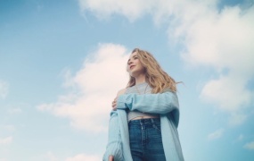 Sabrina Carpenter - Eyes Wide Open(WEB-128M)