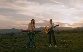 Madilyn Bailey, Jada Facer - Kiss Me (Cover)(MKV-164M)