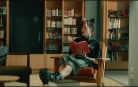 FLØRE - What Does She Have(MKV-399M)