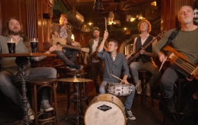 Versengold - The Devil is a Barmaid(MKV-235M)