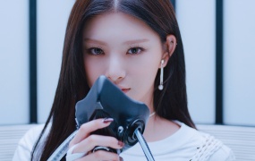 EVERGLOW - FIRST (Bugs-2160p-2.76G)