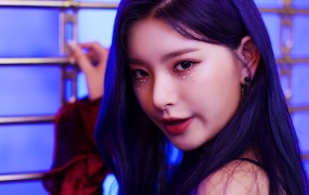 EVERGLOW - LA DI DA (Master-2160p-2.57G)