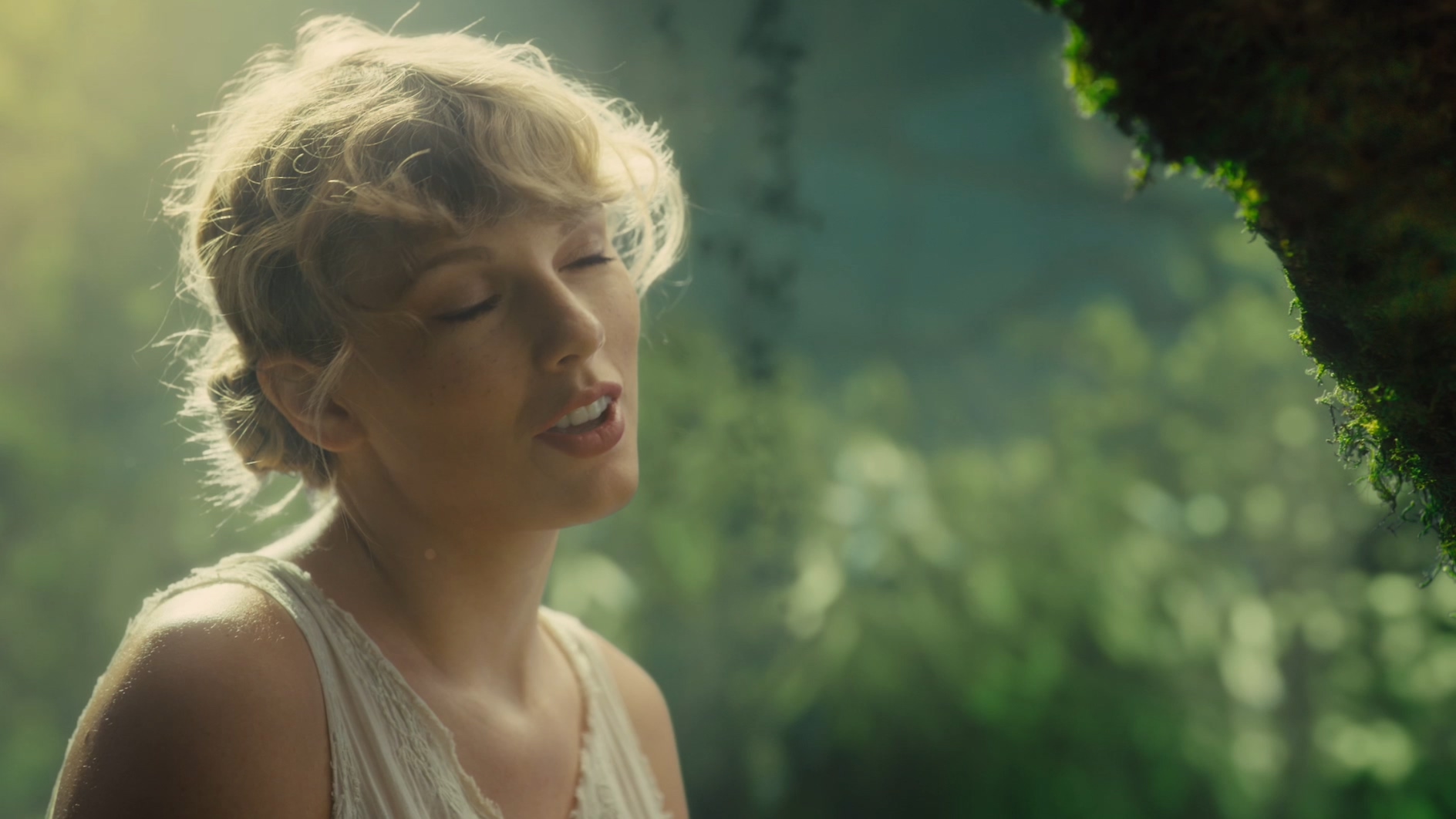 Taylor Swift - Cardigan 2020.mov_20210513_230016.534