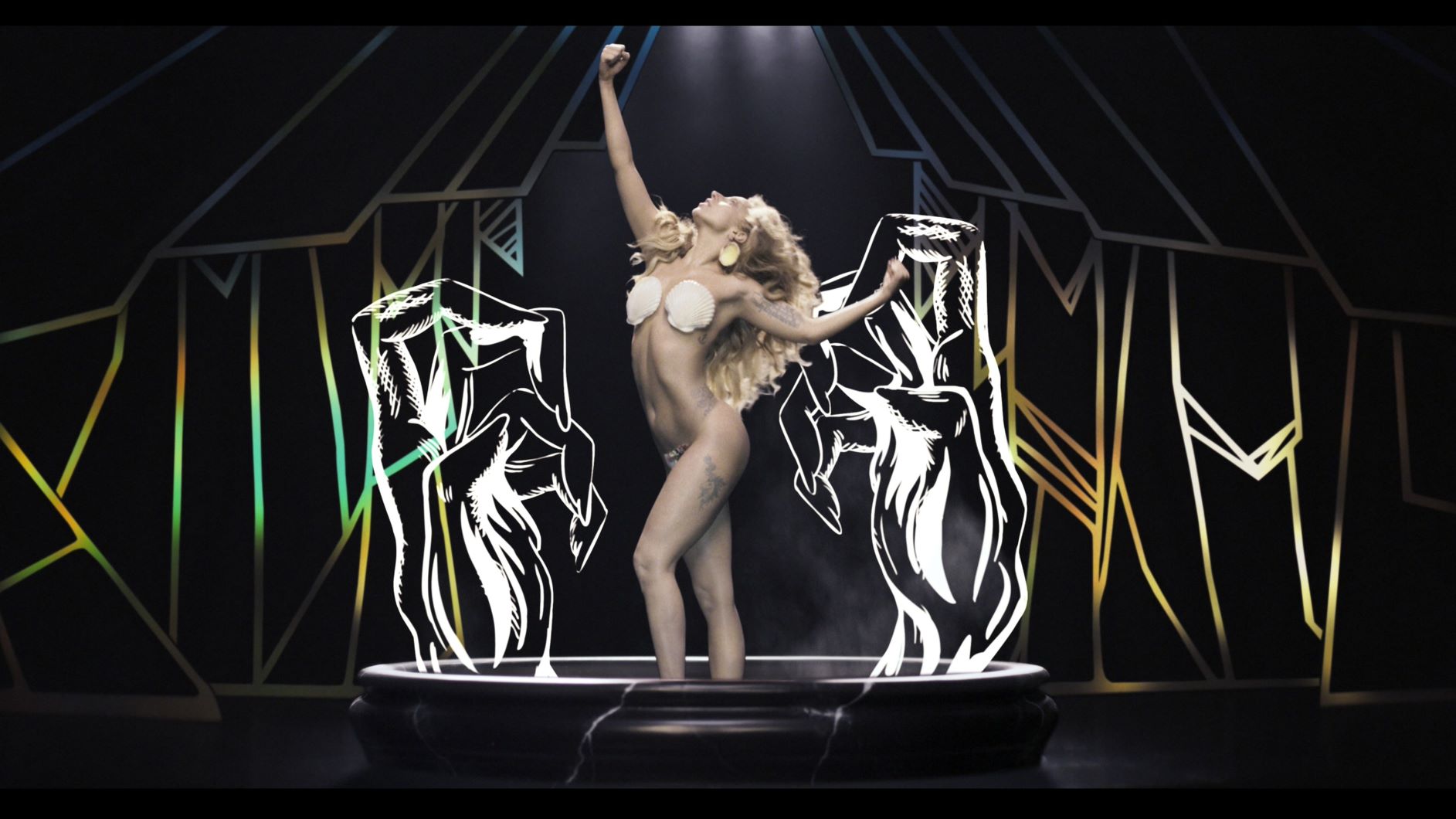 Lady Gaga - Applause.mov_20210806_172840.809